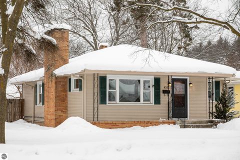 Tiny photo for 633 W Twelfth Street, Traverse City, MI 49684 (MLS # 1942181)