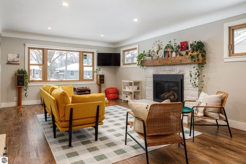 Tiny photo for 633 W Twelfth Street, Traverse City, MI 49684 (MLS # 1942181)