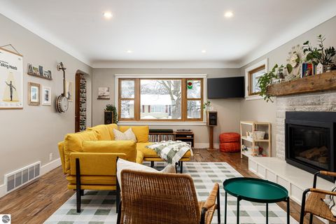 Tiny photo for 633 W Twelfth Street, Traverse City, MI 49684 (MLS # 1942181)