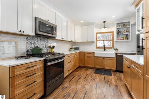 Tiny photo for 633 W Twelfth Street, Traverse City, MI 49684 (MLS # 1942181)