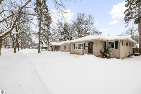 Tiny photo for 633 W Twelfth Street, Traverse City, MI 49684 (MLS # 1942181)