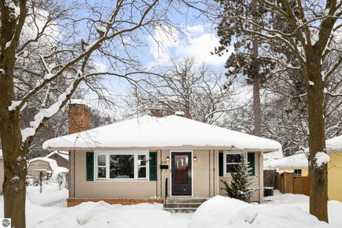 Photo of 633 W Twelfth Street, Traverse City, MI 49684 (MLS # 1942181)
