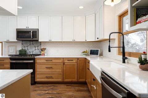 Tiny photo for 633 W Twelfth Street, Traverse City, MI 49684 (MLS # 1942181)