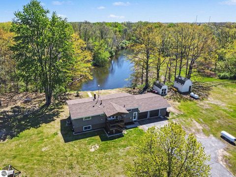 Photo of 4381 W Pine River Road, St Louis, MI 48880 (MLS # 1945026)