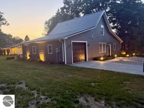 Photo of 206 Joliet Avenue, Houghton Lake, MI 48629 (MLS # 1942736)