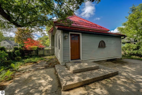 Tiny photo for 402 W Tenth Street, Traverse City, MI 49684 (MLS # 1946669)