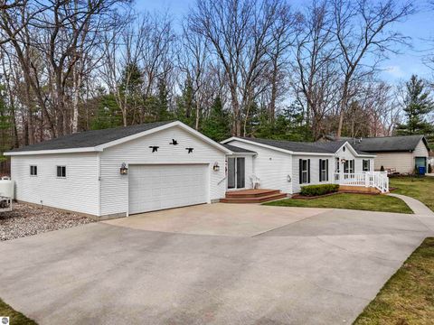 Tiny photo for 202 Forestville Road, Houghton Lake, MI 48629 (MLS # 1944339)