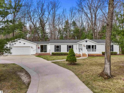 Tiny photo for 202 Forestville Road, Houghton Lake, MI 48629 (MLS # 1944339)