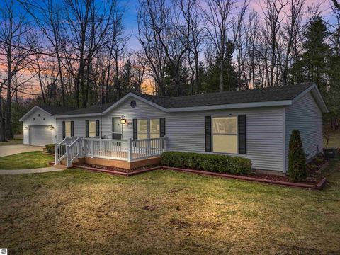 Photo of 202 Forestville Road, Houghton Lake, MI 48629 (MLS # 1944339)