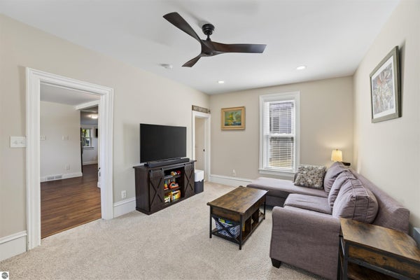 204 PETOSKEY AVE, CHARLEVOIX, MI 49720 - Image 8ff9f2fcfbb64056fd6d0dbee3f4827e/1195809589