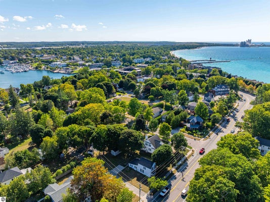 204 PETOSKEY AVE, CHARLEVOIX, MI 49720 - Image 8ff9f2fcfbb64056fd6d0dbee3f4827e/4254271408