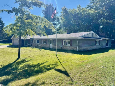 Photo of 440 S Chippewa Street, Shepherd, MI 48883 (MLS # 1951024)