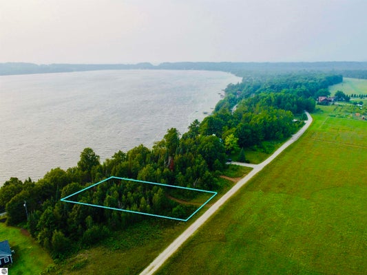 30 S LAKE LEELANAU DR, LAKE LEELANAU, MI 49653 - Image a02f4bd63f5f1d2b62bcc0da4ecffcf5/1202485821