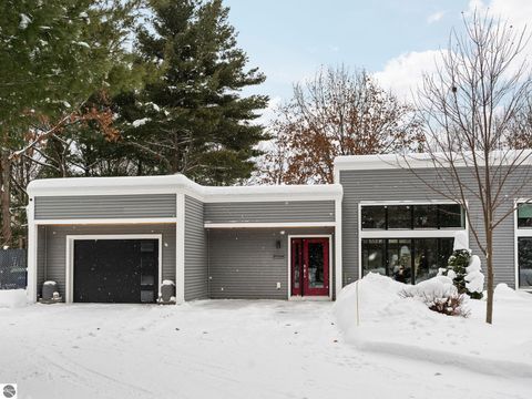 Photo of 8906 Manhattan North, Traverse City, MI 49685 (MLS # 1941463)