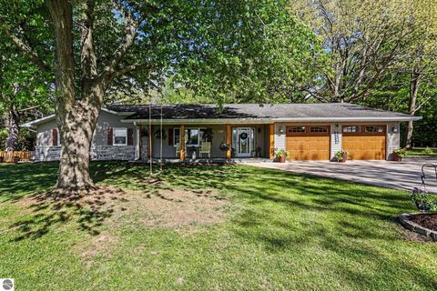 Photo of 341 S Lincoln RD, Mt Pleasant, MI 48858 (MLS # 1945475)
