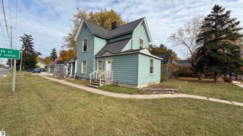 Tiny photo for 630 W Eighth Street, Traverse City, MI 49684 (MLS # 1952067)