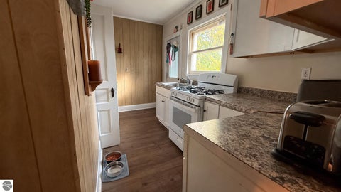 Tiny photo for 630 W Eighth Street, Traverse City, MI 49684 (MLS # 1952067)