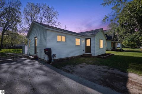Photo of 225 Grafton Avenue, Alma, MI 48801 (MLS # 1945506)
