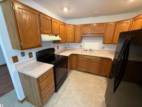 Tiny photo for 2154 Hammond Place W Pl, Traverse City, MI 49686 (MLS # 1941666)