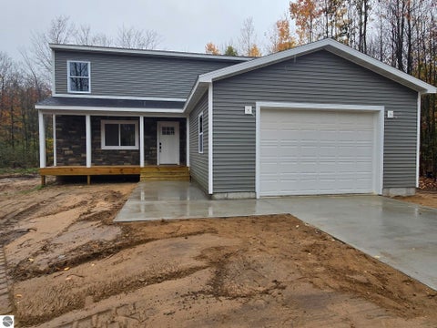 Photo of 135 Spring Valley Drive, Cadillac, MI 49601 (MLS # 1951701)