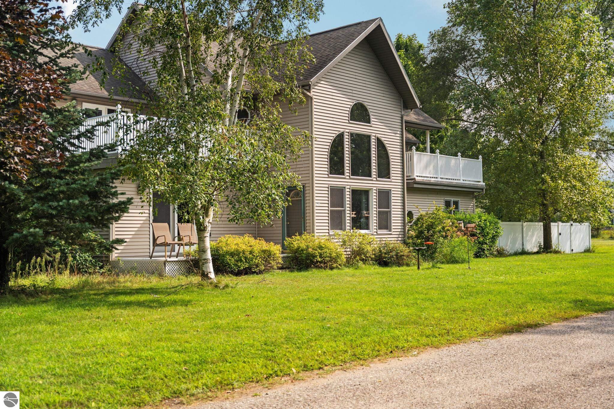 Properties Available 4 - 4 211 Bluff Avenue