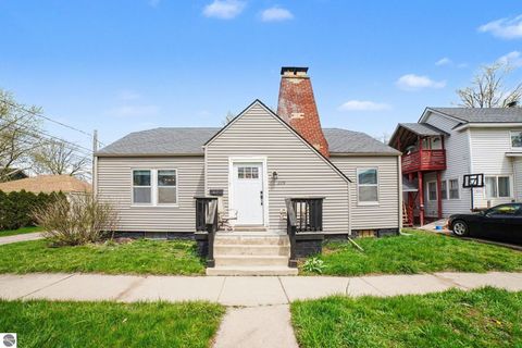 Photo of 209 E Maple, Mt Pleasant, MI 48858 (MLS # 1944276)