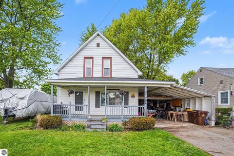 Photo of 707 N Republic Avenue, Alma, MI 48801 (MLS # 1945107)