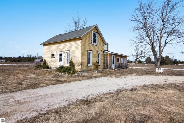 17140 HONOR HWY, INTERLOCHEN, MI 49643 - Image b51b6f2f684e2cff1987abbc0737a87f/4236844124