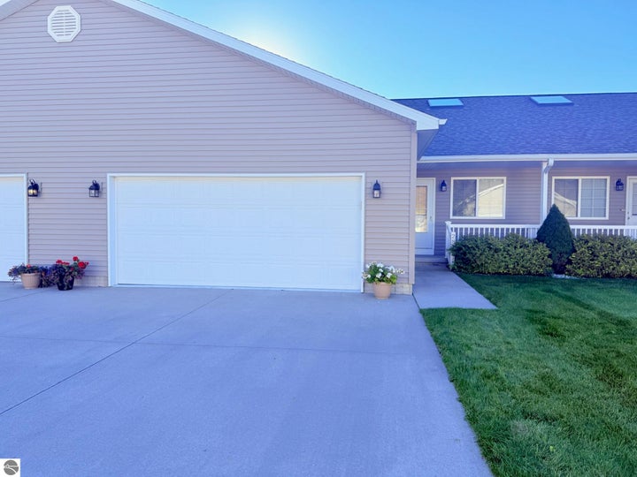 Photo 1 of 61 — 2816 Meadowwood Street, Mt Pleasant, MI 48858
