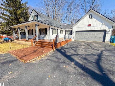 Photo of 402 Sheffield Drive, Roscommon, MI 48653 (MLS # 1943589)