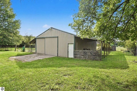 Tiny photo for 691 N Duffield Road, Sumner, MI 48889 (MLS # 1951025)