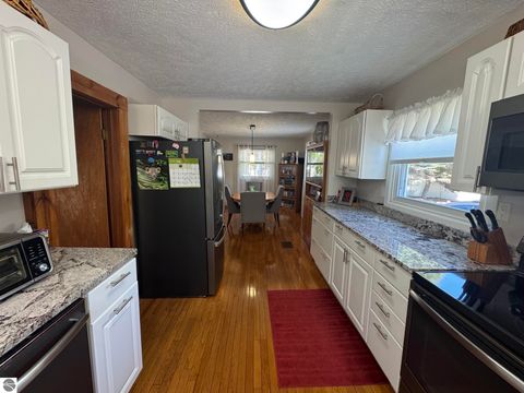 Tiny photo for 146 E Sixteenth Street, Traverse City, MI 49684 (MLS # 1945873)