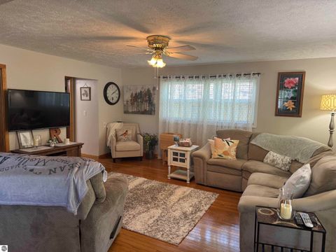 Tiny photo for 146 E Sixteenth Street, Traverse City, MI 49684 (MLS # 1945873)