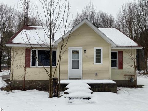 Photo of 3057 Lynn Street, Boyne Falls, MI 49713 (MLS # 1941653)