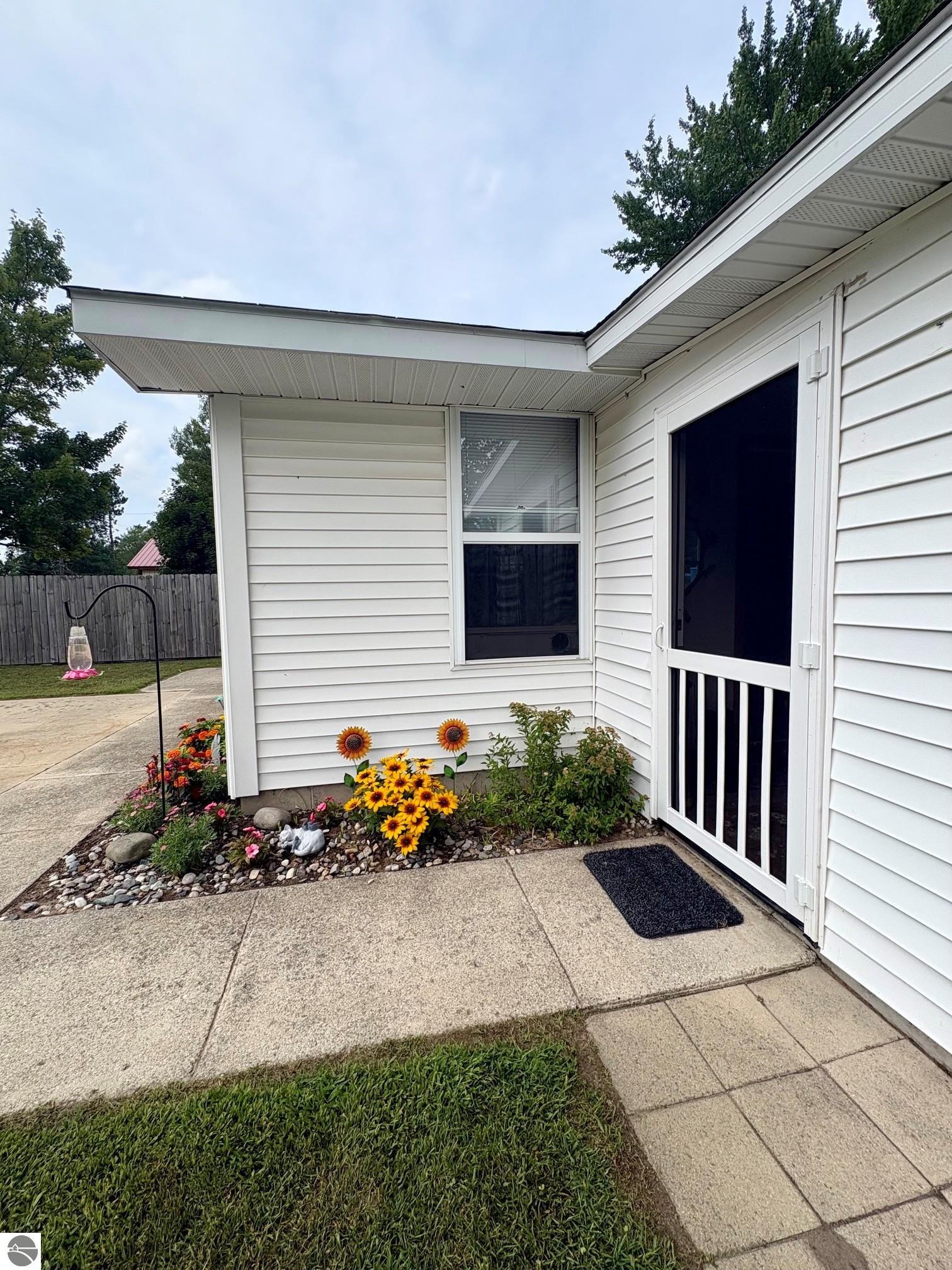 227 Spruce - Photo 2
