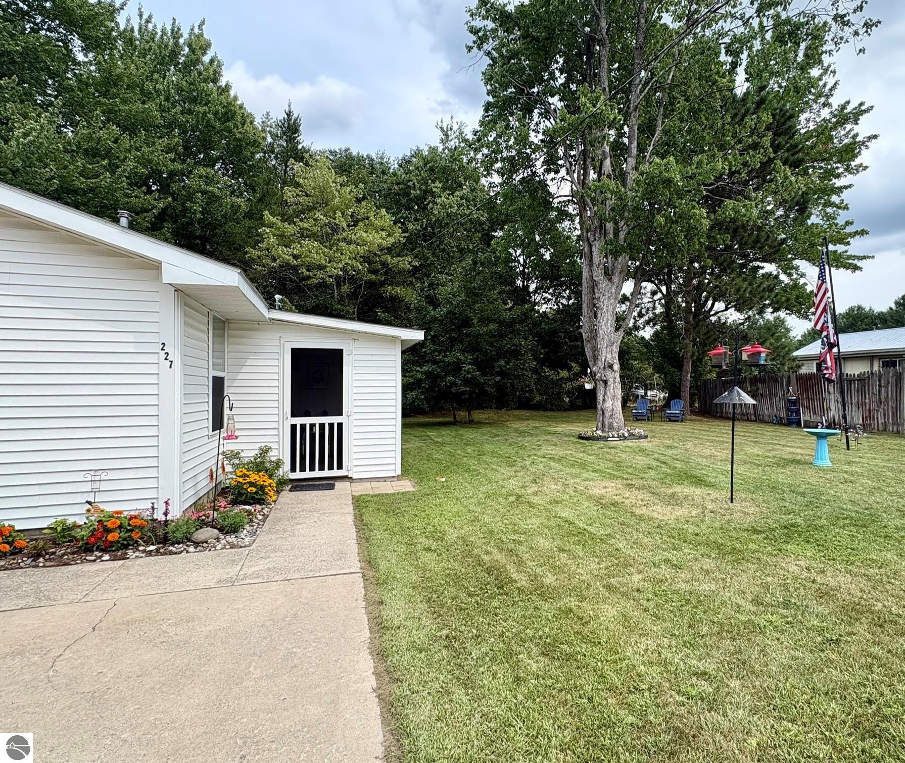 227 Spruce - Photo 3