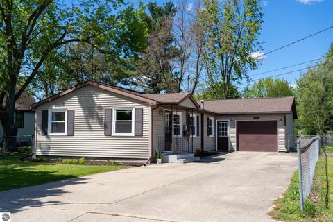 Photo of 1608 Fessenden Avenue, Mt Pleasant, MI 48858 (MLS # 1945223)