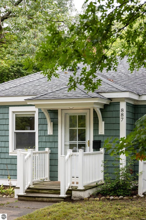 Tiny photo for 887 Washington Street, Traverse City, MI 49686 (MLS # 1950588)