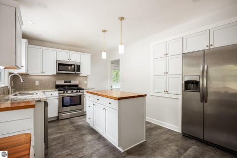 Tiny photo for 887 Washington Street, Traverse City, MI 49686 (MLS # 1950588)