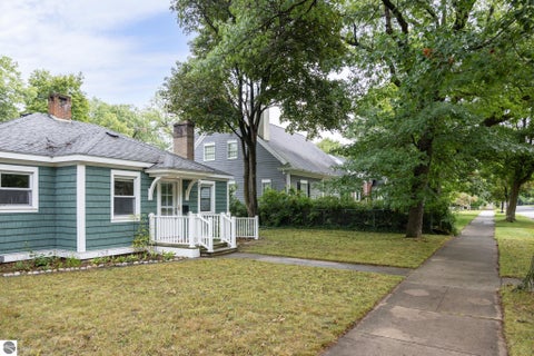 Tiny photo for 887 Washington Street, Traverse City, MI 49686 (MLS # 1950588)