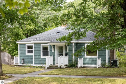 Tiny photo for 887 Washington Street, Traverse City, MI 49686 (MLS # 1950588)