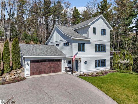 Photo of 547 Hidden Ridge Drive, Traverse City, MI 49686 (MLS # 1945387)