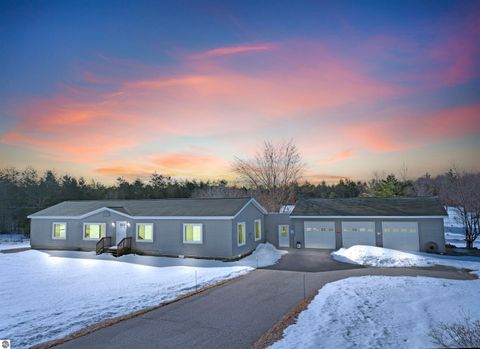 Photo of 2518 E 32 Road, Cadillac, MI 49601 (MLS # 1943295)