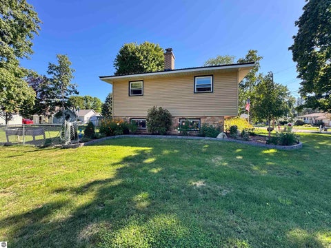 Tiny photo for 401 Orchard Avenue, Clare, MI 48617 (MLS # 1950453)