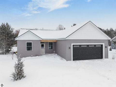 Photo of 6460 Jeffrey Place, Traverse City, MI 49637 (MLS # 1941824)