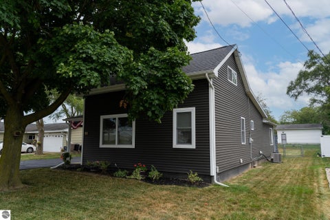 Tiny photo for 522 N 2nd Street, Shepherd, MI 48883 (MLS # 1948262)