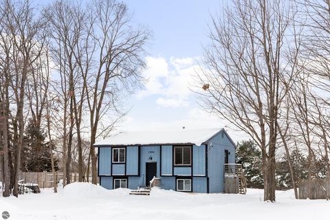 Photo of 1806 Radcliffe Road, Traverse City, MI 49685 (MLS # 1941444)