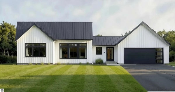 4592 FOREST AVE, TRAVERSE CITY, MI 49686 - Image cc908f7bbbbffff9c42287d9f46c4f53/18779891
