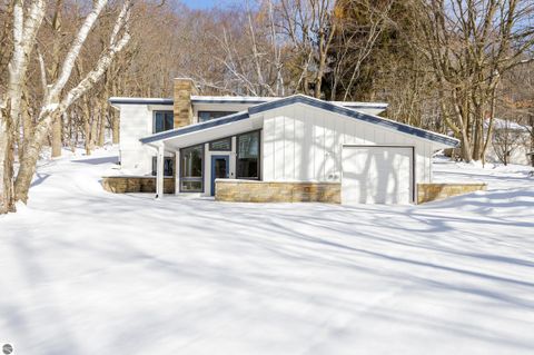 Tiny photo for 413415 Leelanau Ave, Frankfort, MI 49635 (MLS # 1942678)