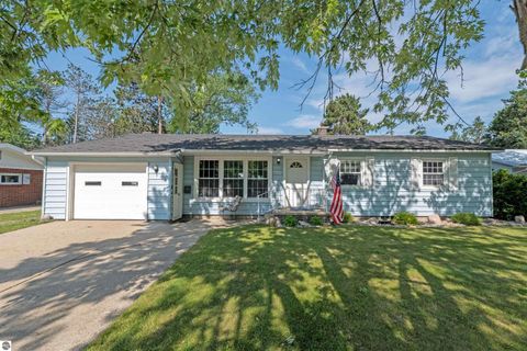 Photo of 425 Leeson Avenue, Cadillac, MI 49601 (MLS # 1947574)